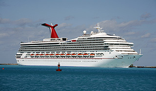 На круизном лайнере туристы дерутся за еду На круизном лайнере туристы дерутся за еду