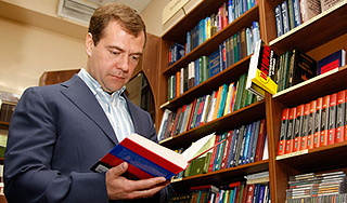 Медведев: Надо читать разные книги Медведев: Надо читать разные книги