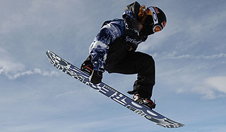 Сноубордист чудом выжил после падения Сноубордист чудом выжил после падения