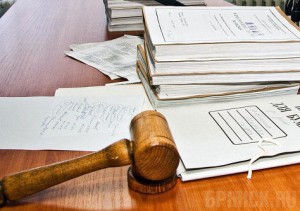 Ждет суда мужчина, ударивший полицейского