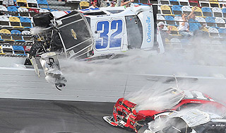 На гонках в США болид врезался в зрителей На гонках в США болид врезался в зрителей