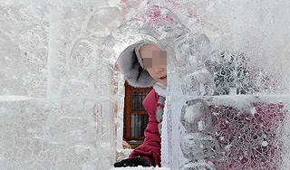 Девочка погибла в ледяной фигуре Девочка погибла в ледяной фигуре