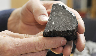 На Урале нашли крупный осколок метеорита На Урале нашли крупный осколок метеорита