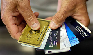 Россияне одобрили закон о счетах чиновников Россияне одобрили закон о счетах чиновников