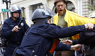 В Квебеке полиция избила студентов В Квебеке полиция избила студентов