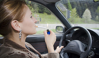 Британцам запретят курить за рулем Британцам запретят курить за рулем