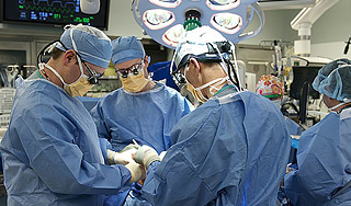 Облитой щелочью женщине пересадили лицо Облитой щелочью женщине пересадили лицо