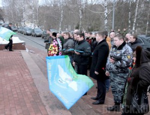 В память о погибших десантниках провели митинг