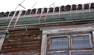 В Архангельске появились красные сосульки В Архангельске появились красные сосульки