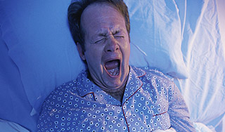 Мужчина на кровати провалился под землю Мужчина на кровати провалился под землю