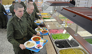 Солдат на Курилах кормили кашей с клещами Солдат на Курилах кормили кашей с клещами