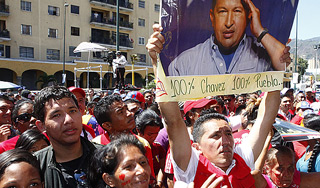 Демонстранты требуют показать живого Чавеса Демонстранты требуют показать живого Чавеса