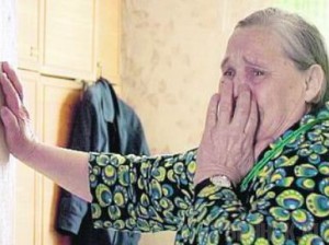 Трое в масках избили и ограбили пенсионерку в ее доме