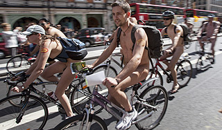 Голые велосипедисты катались по Мельбурну Голые велосипедисты катались по Мельбурну