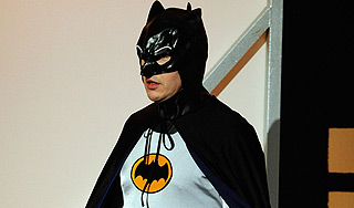 Бэтмен сдал преступника полицейским Бэтмен сдал преступника полицейским