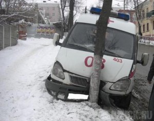 Автомобиль «скорой помощи» врезался в дерево