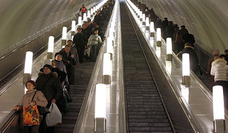 Женщина упала с эскалатора и умерла Женщина упала с эскалатора и умерла