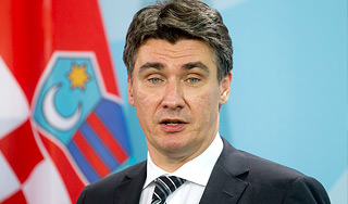 Премьер Хорватии упал с бронетранспортера Премьер Хорватии упал с бронетранспортера