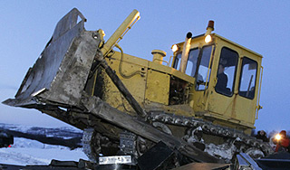 Рабочие уронили в реку бульдозер и кран Рабочие уронили в реку бульдозер и кран