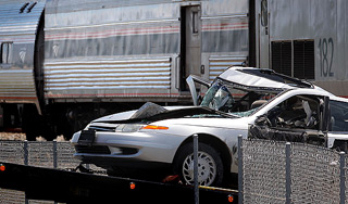 Водитель выжил после удара поезда Водитель выжил после удара поезда