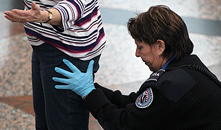 Мужчина с бомбой в штанах проник в самолет Мужчина с бомбой в штанах проник в самолет