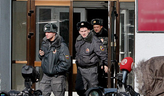 Следователь с ножом бросилась на соперницу Следователь с ножом бросилась на соперницу