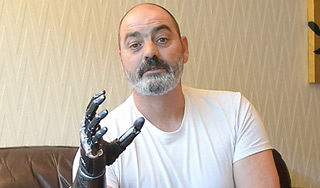 Терминатор научился завязывать шнурки Терминатор научился завязывать шнурки