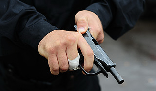 У спящего охранника украли три пистолета У спящего охранника украли три пистолета