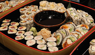 Диетологи: Суши вреднее гамбургеров Диетологи: Суши вреднее гамбургеров