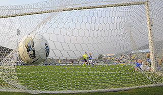 Футбольные ворота задавили ребенка Футбольные ворота задавили ребенка