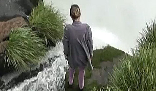 Самоубийца бросилась с вершины водопада Самоубийца бросилась с вершины водопада