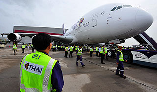 Airbus аварийно сел на спущенных колесах Airbus аварийно сел на спущенных колесах