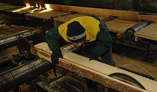 Двухметровая рейка пробила голову мужчины Двухметровая рейка пробила голову мужчины