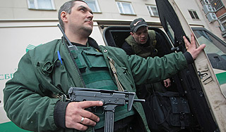 Инкассаторы отбились от грабителей Инкассаторы отбились от грабителей