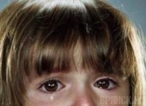 Двухлетняя девочка гуляла на улице в майке и подгузнике