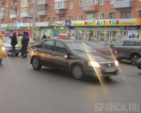 В Брянске таксист подставил пассажирку под удар