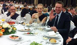 Навальный кормится в Кремле Навальный кормится в Кремле