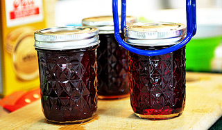 Приставы арестовали 30 тысяч банок варенья Приставы арестовали 30 тысяч банок варенья