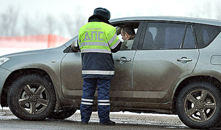 Водитель километр тащил гаишника за авто Водитель километр тащил гаишника за авто