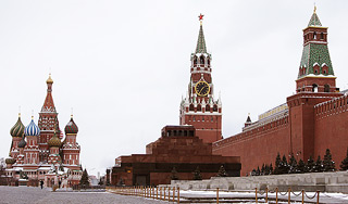 Женщина на джипе въехала на Красную площадь Женщина на джипе въехала на Красную площадь