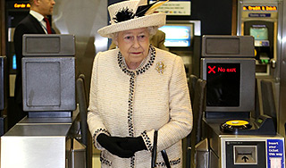 Елизавета II спустилась в лондонское метро Елизавета II спустилась в лондонское метро