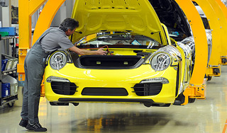 Porsche подарит сотрудникам по 8 тысяч евро Porsche подарит сотрудникам по 8 тысяч евро