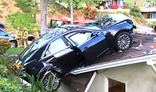 Американец на Cadillac взлетел на крышу Американец на Cadillac взлетел на крышу