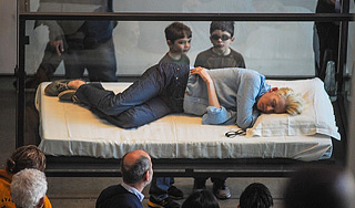 Тильда Суинтон спит в стеклянной коробке Тильда Суинтон спит в стеклянной коробке