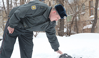 В Туле полицейский спас замерзшего ребенка В Туле полицейский спас замерзшего ребенка