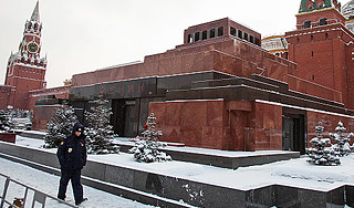 Пьяный мужчина напал на охранника Ленина Пьяный мужчина напал на охранника Ленина