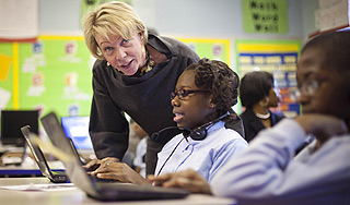 Школьники травили учительницу антисептиком Школьники травили учительницу антисептиком