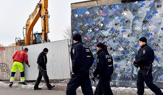 В Германии разбирают Берлинскую стену В Германии разбирают Берлинскую стену