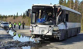 Автобус с детдомовцами протаранил "КамАЗ" Автобус с детдомовцами протаранил "КамАЗ"