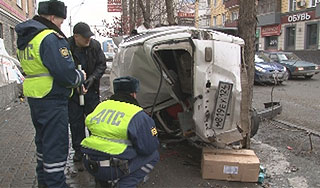 Машину от удара подбросило до второго этажа Машину от удара подбросило до второго этажа